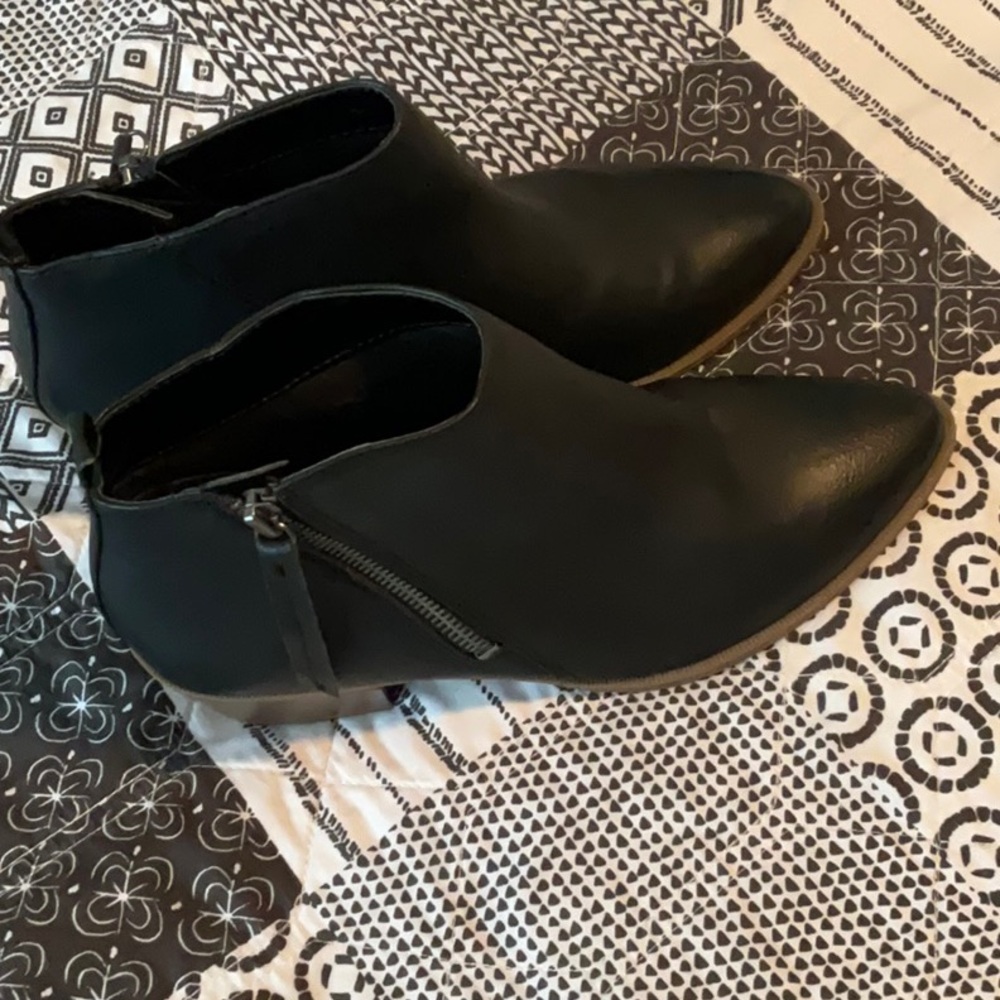 Circus boots  size 7 1/2. Black with side zipper.
